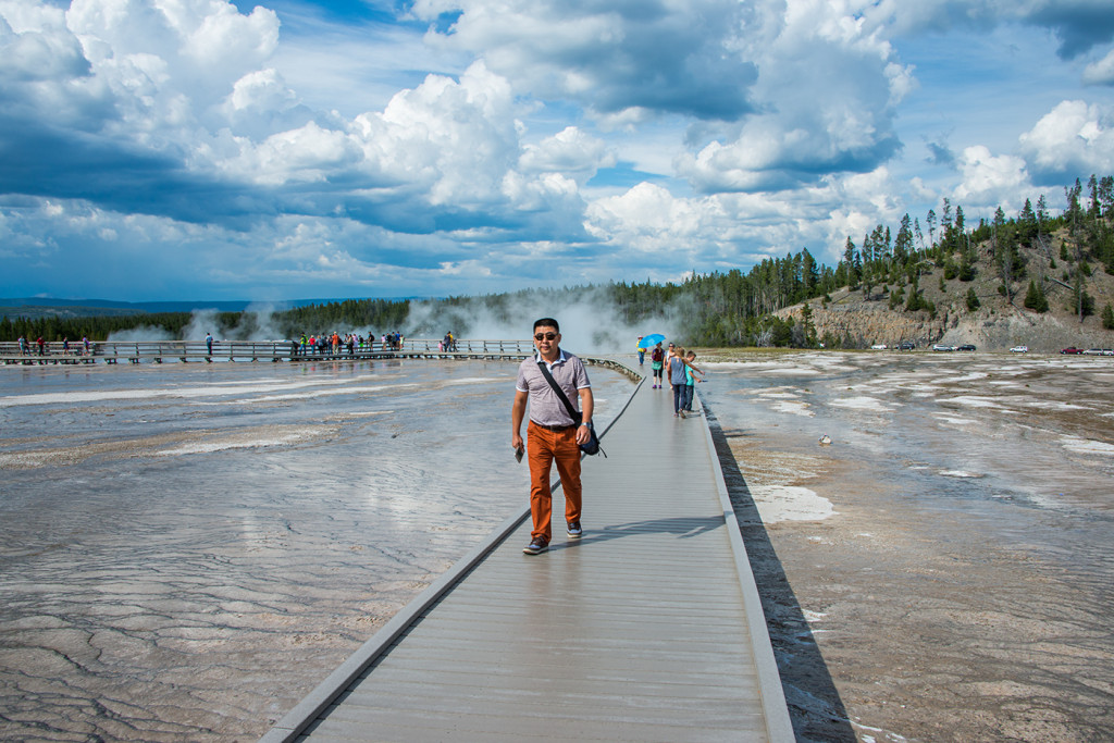 180360_Yellowstone_GrandPrismatic_Tourist